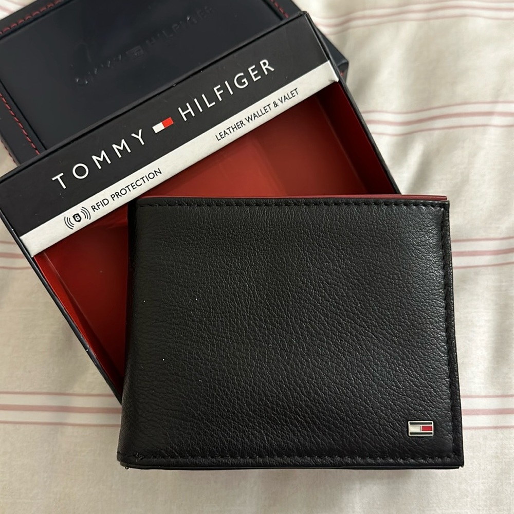 Tommy Hilfiger Black Leather Men’s Wallet w/ RFID Protection NWT